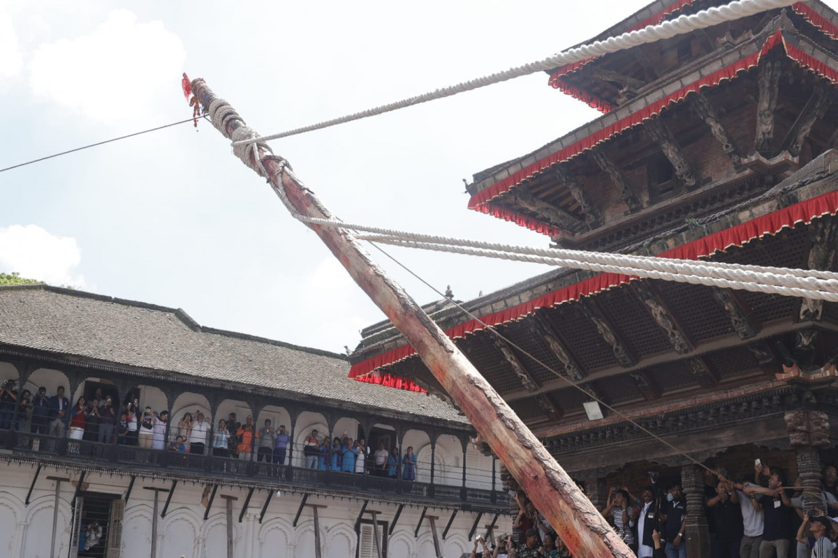 आज बिहान १०:३७ बजेको साइतमा बिधिवत रुपमा इन्द्रजात्राको लिंगो ठडाइयो(तस्वीरहरु)
