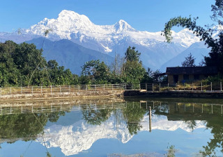 पोखरीमा हिमशृङ्खलाको छाँया