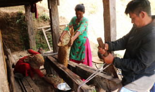 चिउरीबाट घ्यू उत्पादन गर्दै चेपाङ