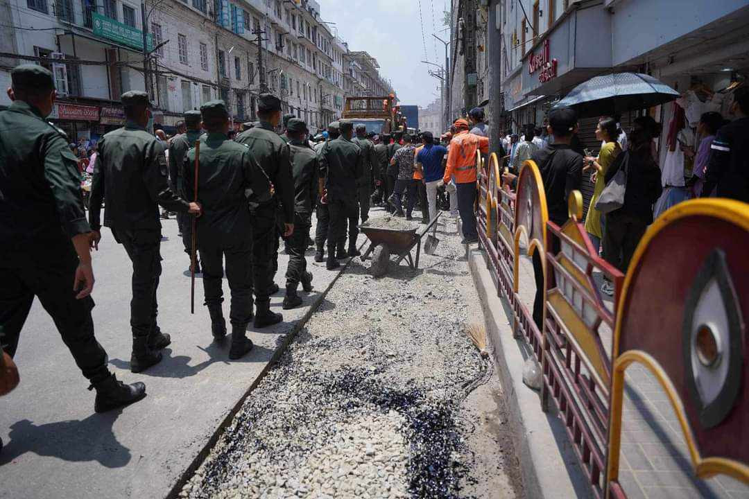 सडक विभागले गरेको पीच रोक्न न्यूरोड पुगेको महानगर प्रहरी फर्कियो