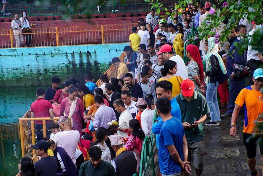 नागपोखरीमा नागको पूजा गर्ने श्रद्धालु भत्तजनहरुको घुइँचो