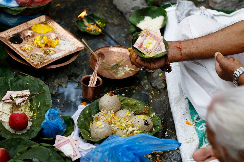 आज सोह्रश्राद्धको अन्तिम दिन:तर्पण र पिण्डदानका साथ पितृपक्षको समापन गरिँदै