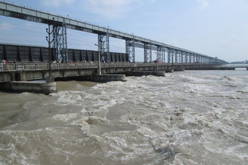 कोशी ब्यारेजबाट सप्तकोशी नदीमा खस्यो बस