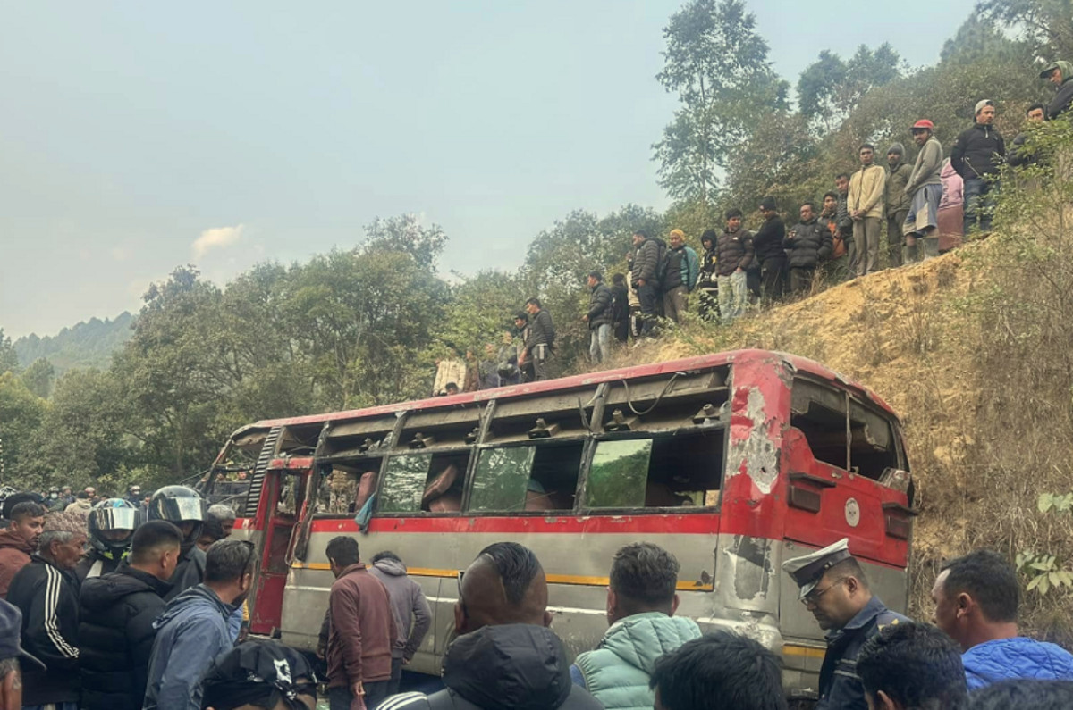 काठमाडौँको शंखरापुरमा स्कुल बस दुर्घटना हुदाँ ३ जनाको मृत्यु,४० जना घाइते