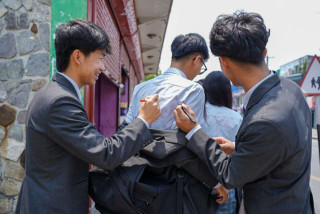 कक्षा १२ को परीक्षा सकिएपछि अनुभव र खुशी साट्दै विद्यार्थीहरु