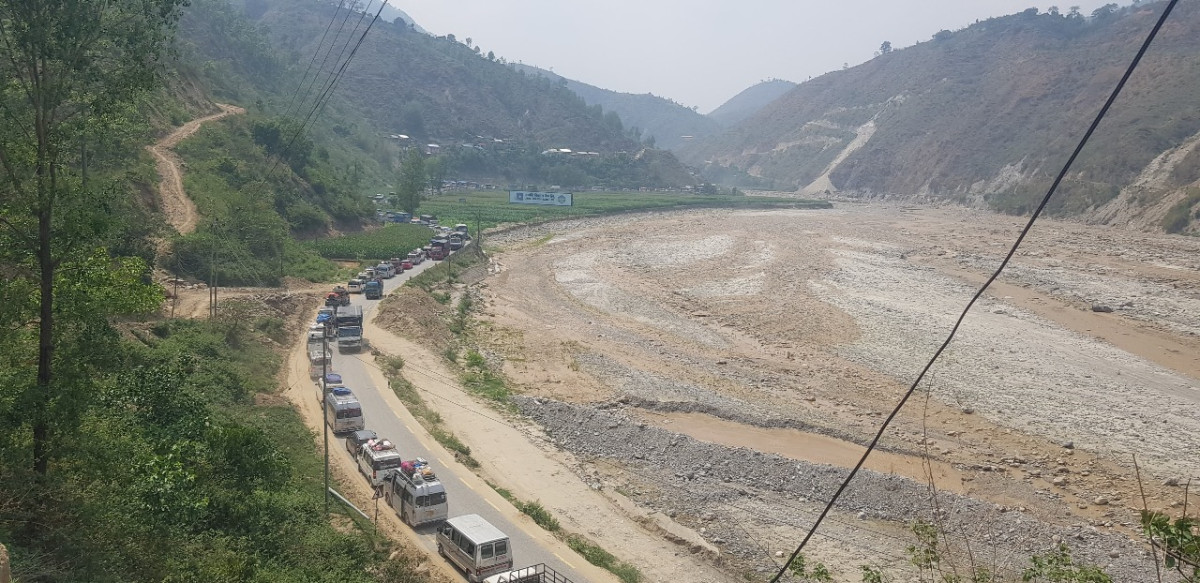 बीपी राजमार्गमा रातको समयमा यात्रुबहाक सवारी सञ्चालनमा रोक