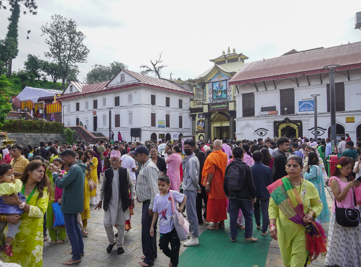 साउनको पहिलो दिन:बिहानैदेखि पशुपतिमा भक्तजनको घुइँचो (फोटो फिचर)