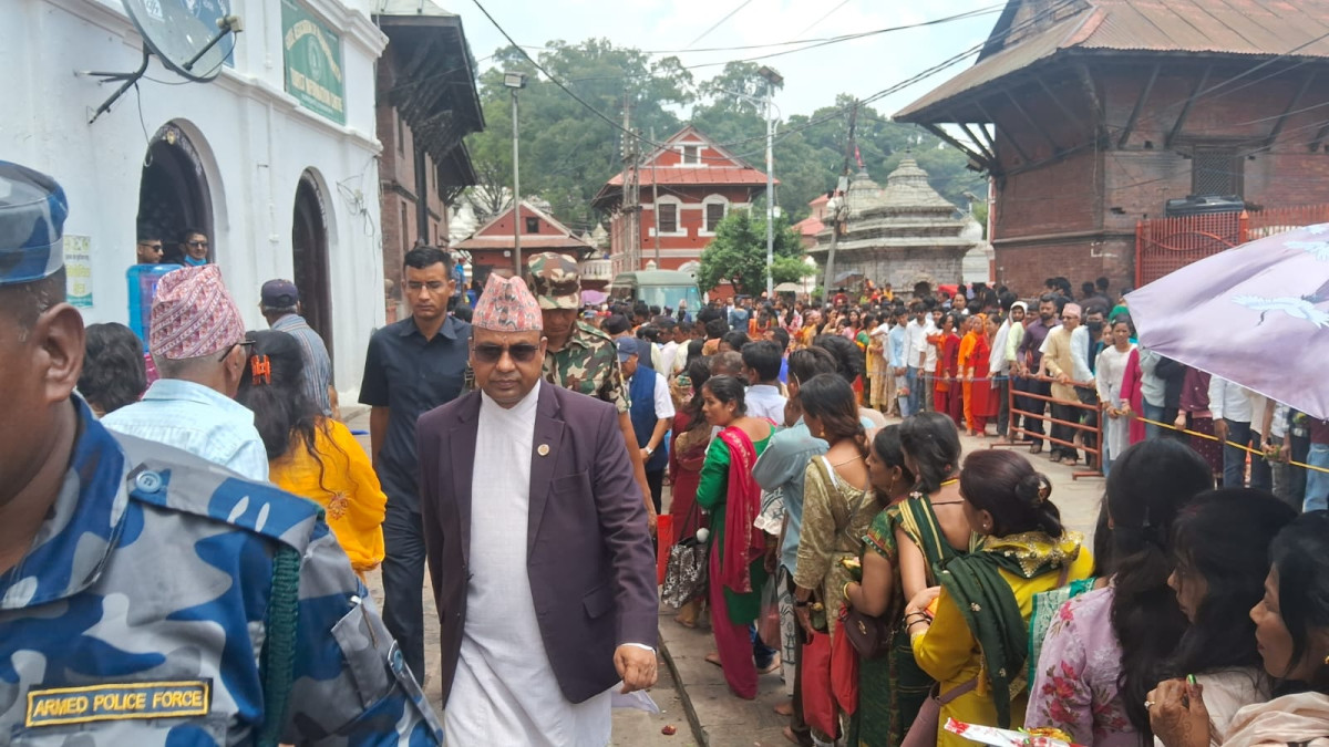 मन्त्री पाण्डेले गरे पशुपतिनाथको अनुगमन,दर्शनलाई व्यवस्थित बनाउन निर्देशन
