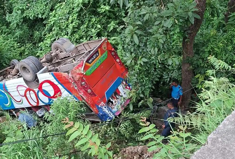ऐना पहरामा यात्रुबाहक बस दुर्घटना