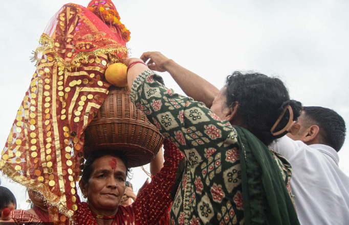 आज गौरा पर्वको तेस्रो दिन:ब्रतालु महिलाहरुले गौरादेवीलाई घर भित्र्याउँदै