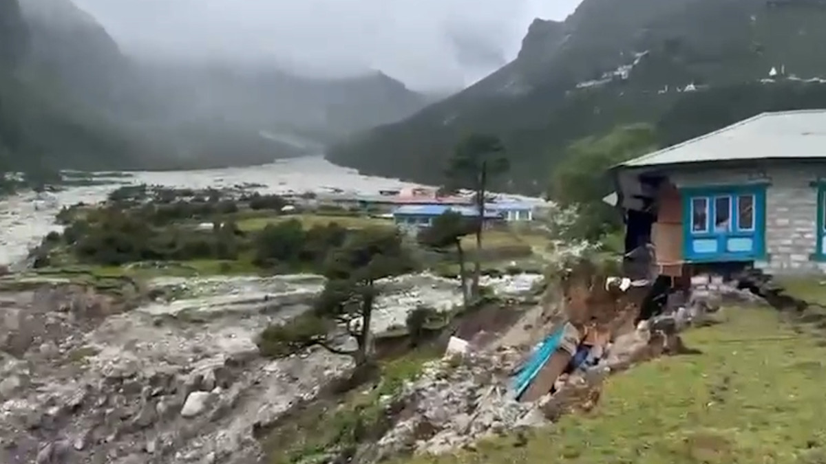 सप्तकोसीमा पानीको सतह बढ्दै,सोलुमा थामे खोलाले ५ घर बगायो