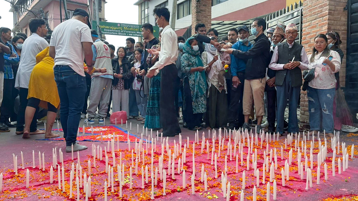 जेनजी आन्दोलनमा ज्यान गुमाएका सहिदहरुको सम्झनामा दिप प्रज्वलन (फोटो फिचर)
