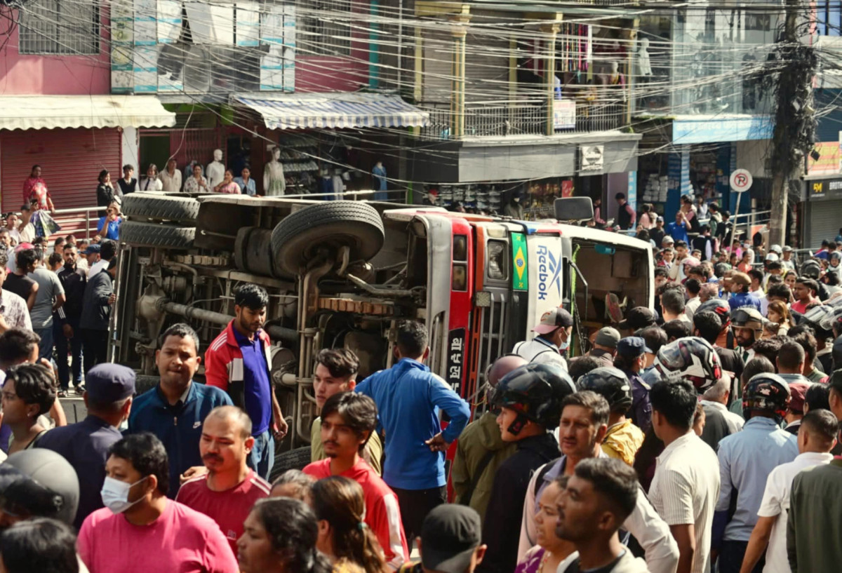 बालाजु बाइपासमा बस दुर्घटना:३४ जना घाइते