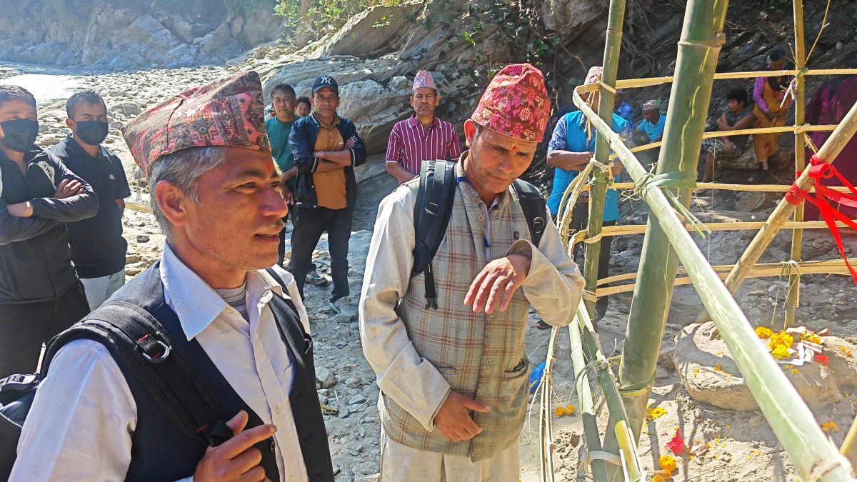 इलाम राजदूवालीमा ‘अद्भूत घट्ना’:‘शिला’ हेर्नकै लागि मानिसहरु ओइरिए