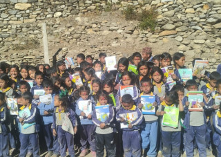 अक्कल कोपिला फाउन्डेसनद्वारा मुगुका १९० विद्यार्थीलाई स्टेशनरी सामग्री वितरण