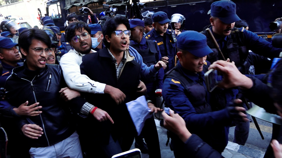 सिंहदरबार छिर्ने प्रयास गरेका जेनजी समूहलाई प्रहरीले लखेट्यो
