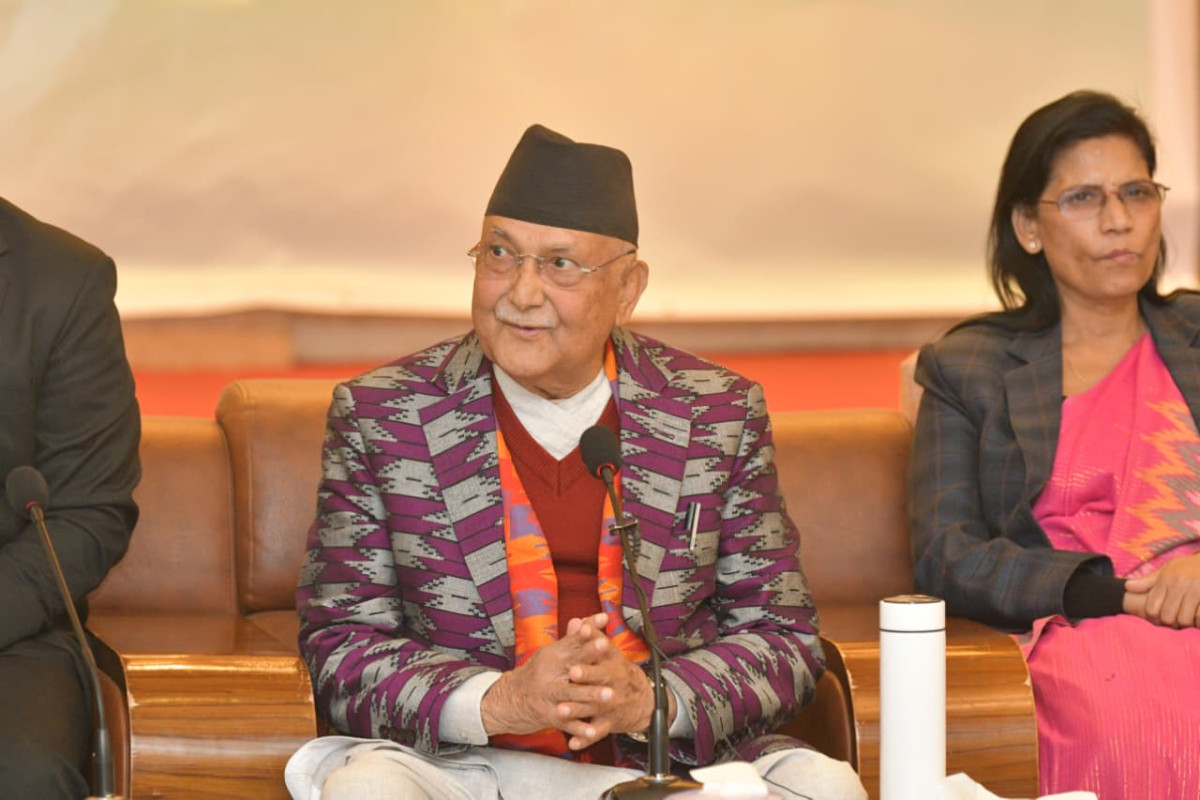 मिडिया ट्रायल बढेको ओलीको गुनासो: ‘हेडलाइनका लागि कुकुरको खुट्टा टोक्दैन एमाले’