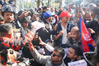 प्रधानमन्त्री र गृहमन्त्रीको राजीनामा माग गर्दै जेनजी समूहको आन्दोलन