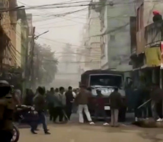 वीरगञ्जको आदर्शनगरमा सुरक्षाकर्मी र व्यापारीबीच झडप:एक सशस्त्र प्रहरी घाइते,गोदाममा छापा