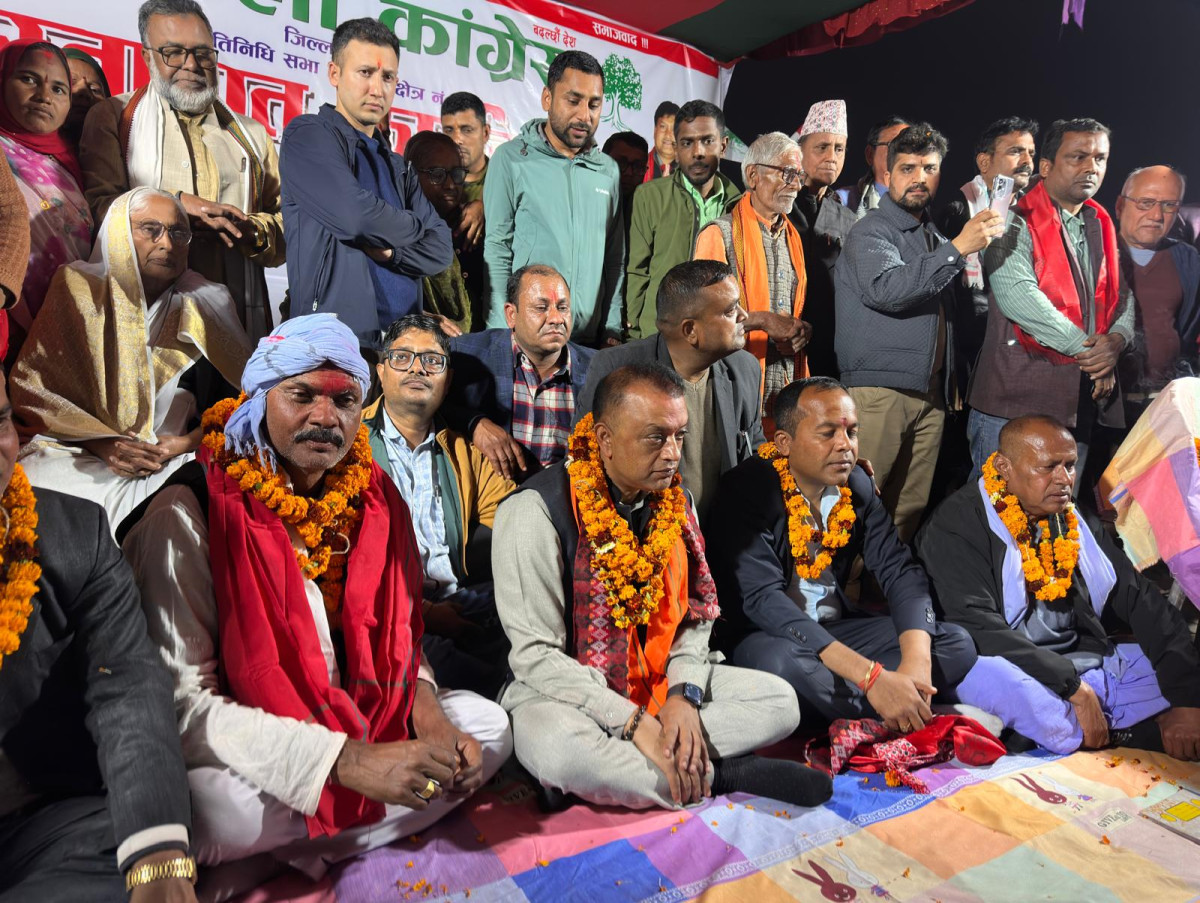 सिरहाको गोलबजारमा कांग्रेस सभापति थापाको भव्य स्वागत (तस्वीरसहित)