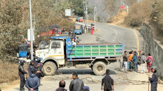 बस दुर्घटनापछि मन्थलीमा यातायात अवरुद्ध, पीडितलाई न्याय दिन माग