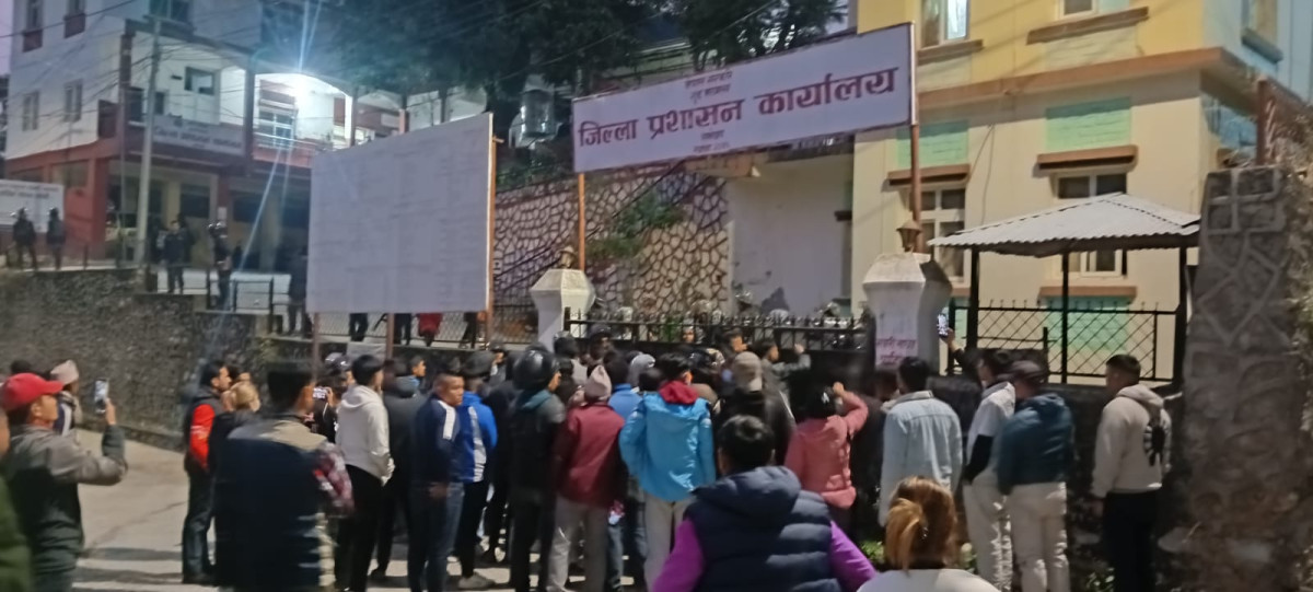 क्षतिपूर्ति माग्दै जिल्ला प्रशासन कार्यालय रामेछापमा घेराउ:स्थिति नियन्त्रणका लागि अश्रुग्यास प्रहार