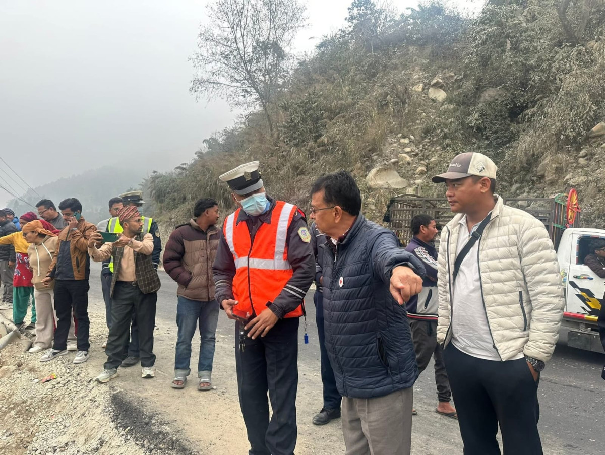 धादिङ बस दुर्घटनास्थलको राजेन्द्र पाण्डेले गरे स्थलगत निरीक्षण
