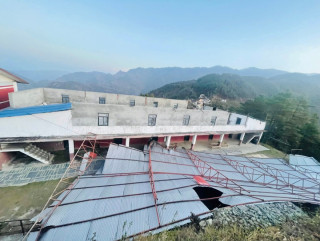 रामेछापमा १० वर्ष यताकै ठुलो हावा– हुरी:विद्यालयका छाना उडे, विद्युत सेवा अवरुद्ध