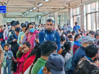 पाटन अस्पतालमा जनरल चेकअपको लागी टिकट काट्नेको भिड (तस्बिरसहित)