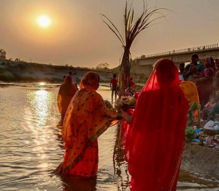 रौतहटसहित मधेशमा चैती छठको समापन:उदाउँदो सूर्यलाई अघ्र्य दिँदै विसर्जन