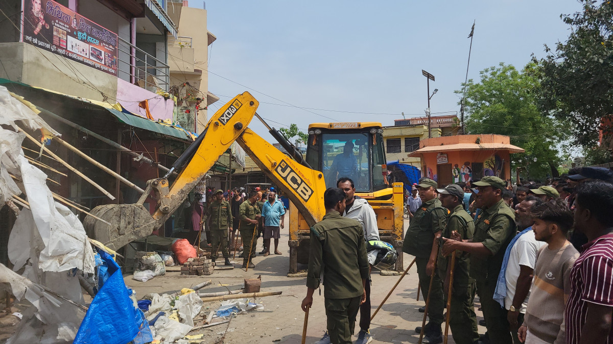 गंगा सागर पोखरी नजिक अनाधिकृत टहरा र फुटपाथका पसलहरुमा चल्यो डोजर
