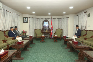 सभामुख अर्यालद्वारा पूर्व सभामुख घिमिरे र अग्नि सापकोटासँग भेटवार्ता