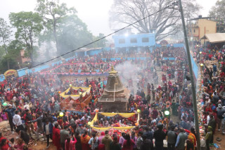 मातातीर्थमा स्नान गर्ने तथा दर्शन गर्ने भक्तजनको घुइँचो (तस्बिरसहित)