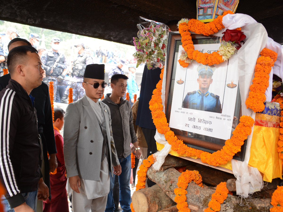 स्वयम्भुमा ट्राफिक इन्स्पेक्टर अभय लामाको अन्त्येष्टि, गृहमन्त्री गुरुङद्वारा श्रद्धाञ्जली