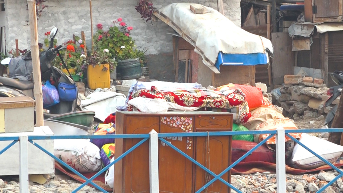 डोजर चल्ले हल्लापछि सुकुम्बासीले बस्ती खाली गर्न थाले(तस्विरहरु)