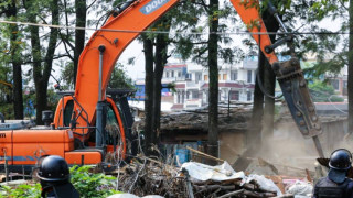मनोहरा खोला किनारका सुकुम्बासी बस्तीमा डोजर, अवरोधपछि कडा सुरक्षासहित पुनः भत्काइयो