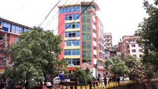 धोवीखोला किनारको अवैध संरचनामा डोजर, साततले भवन भत्काइयो