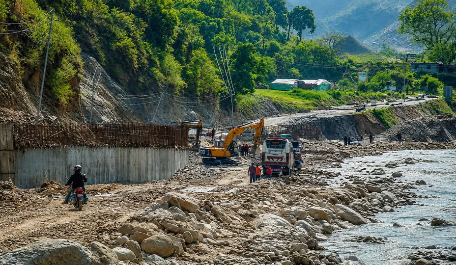 रोशी खोलामा बाढीपछि रोकिएको बीपी राजमार्ग बुधबार पनि बन्द