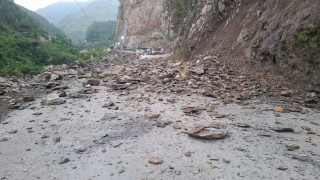 तुइन खोलामा खसेको सुख्खा पहिरो पन्छाएपछि मुग्लिन–नारायणगढ सडक सुचारु