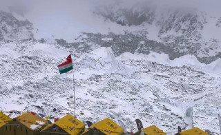 सगरमाथा आधार शिविरमा भारतीयसँगै खुम्चिएको नेपाली झन्डा कसले फहरायो ?