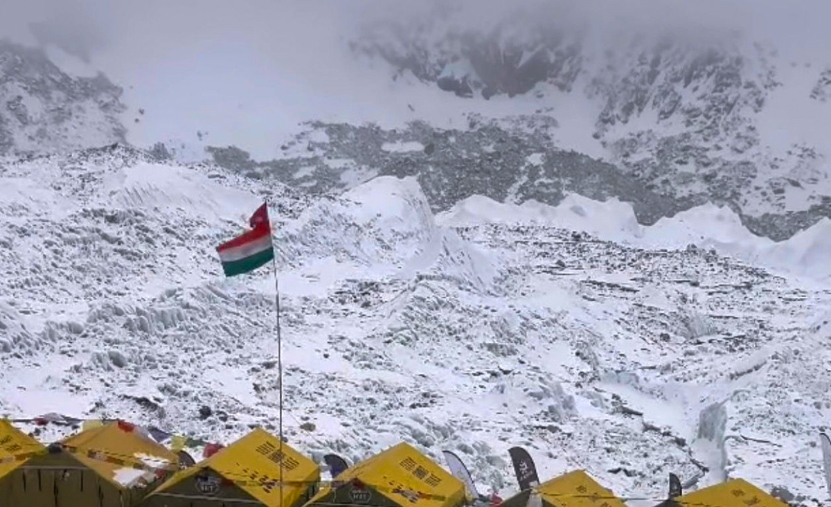 सगरमाथा आधार शिविरमा भारतीयसँगै खुम्चिएको नेपाली झन्डा कसले फहरायो ?