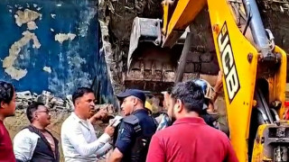 हेटौंडा–पथलैया खण्डको तीन नम्बर पुल नजिकको बस्तीमा डोजर चल्यो, ७० बढी होटल व्यवसायी विस्थापित