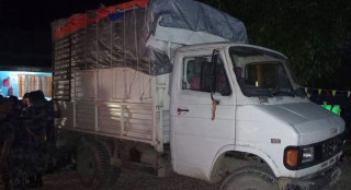 सिरहामा ४० लाखभन्दा बढी मूल्यको अवैध सामानसहित ट्रक पक्राउ, दुई जना नियन्त्रणमा