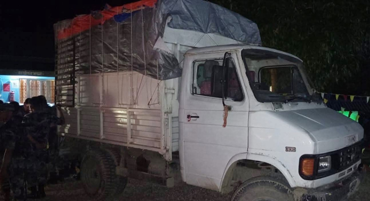 सिरहामा ४० लाखभन्दा बढी मूल्यको अवैध सामानसहित ट्रक पक्राउ, दुई जना नियन्त्रणमा