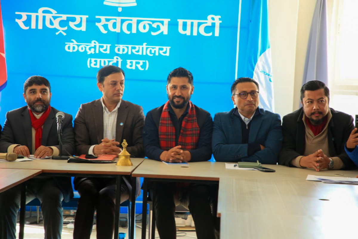 रास्वपा सांसदहरूसँग सभापति रवि लामिछानेले सामूहिक छलफल गर्दै