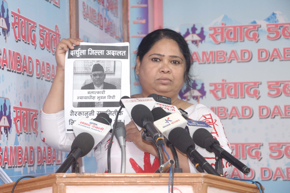 न्यायाधीश भुवन गिरीलाई तत्काल निलम्बनको माग गर्दै आरती रावल अनसन बस्ने
