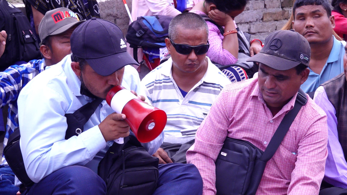रोजगार र सम्मानजनक व्यवहारको माग गर्दै दृष्टिविहीनहरूको माइतीघरमा प्रदर्शन