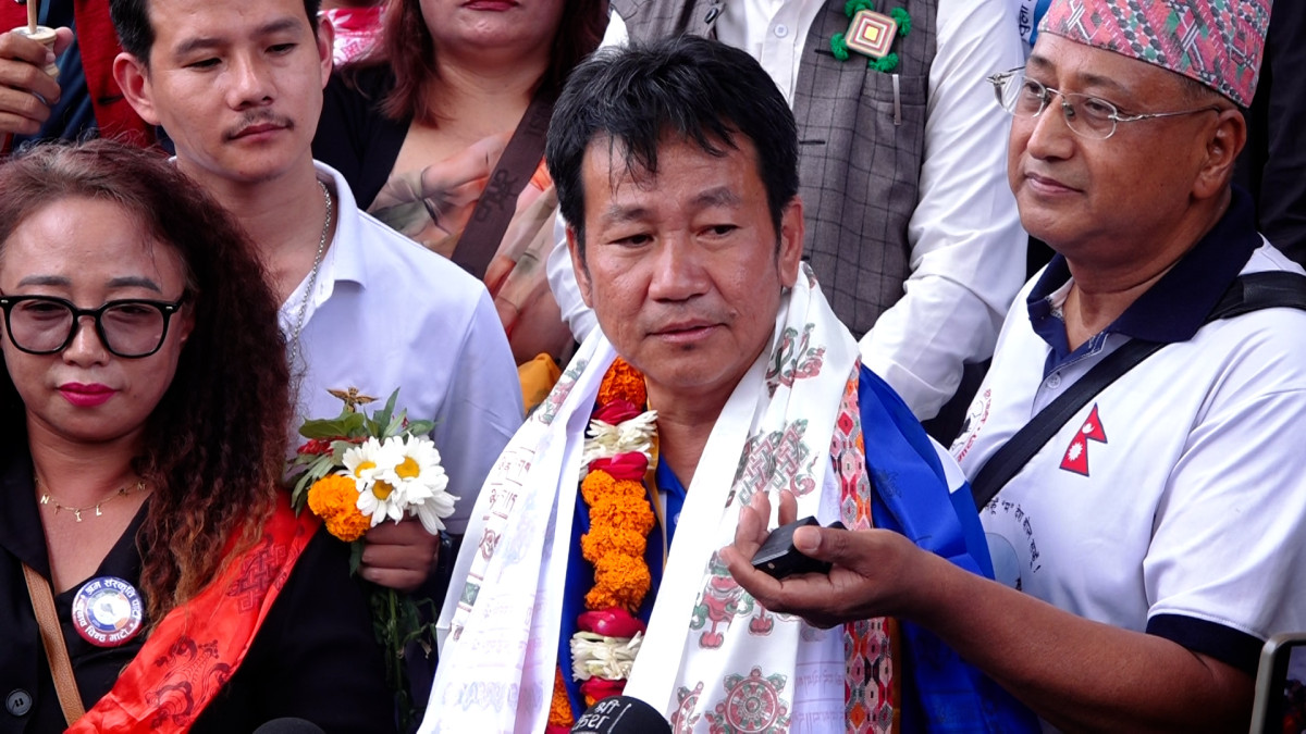 दार्चुलामा ८५ दिनमै बनेको झोलुङ्गे पुल उद्घाटन गरी काठमाडौं आइपुगे हर्क साम्पाङ