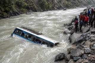 निरन्तर सवारी दुर्घटनाले सडक सुरक्षामाथि प्रश्न, एक सातामै तीन ठूला सडक दुर्घटना