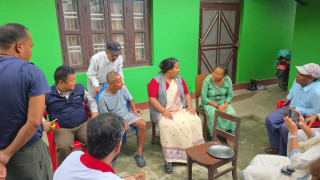 चितवनमा वन्यजन्तु आक्रमणका पीडितको घरमै पुगिन् मन्त्री चौधरी